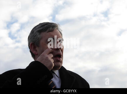 Premierminister Gordon Brown besucht die Baustelle des DP World London Gateway-Hafens in Standford-le-Hope in der Nähe von Thurrock, Essex. Stockfoto