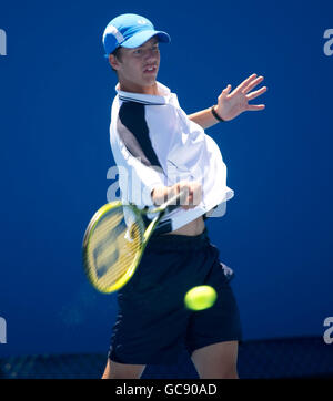 Der Großbritanniens Oliver Golding in Aktion während seines Doppelmatches während der Australian Open im Melbourne Park im Melbourne Park, Melbourne. Stockfoto