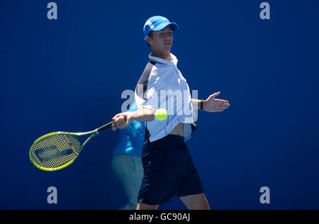 Der Großbritanniens Oliver Golding in Aktion während seines Doppelmatches während der Australian Open im Melbourne Park im Melbourne Park, Melbourne. Stockfoto