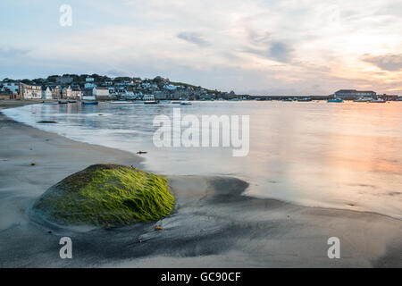 Ein Fels am Stadtstrand mit Hugh Town im Hintergrund, Str. Marys, Isles of Scilly, Mai 2016 Stockfoto