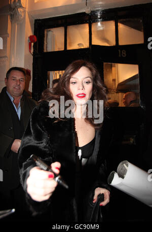 Anna Friel verlässt das Theatre Royal Haymarket nach ihrem letzten Auftritt in Breakfast at Tiffany's. Stockfoto