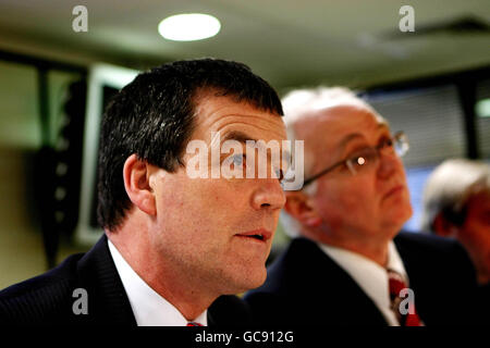 Verkehrsminister Noel Dempsey (links) und Umweltminister John Gormley in den Büros des Nationalen Notfallkoordinators während seiner Pressekonferenz in Dublin, während sich das Land für das anhaltende schlechte Wetter wagt. Stockfoto