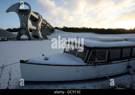 Das Falkirk Wheel im Schnee auf dem gefrorenen Forth und Clyde Kanal, bei Falkirk, als die längere Zeit der kalten Wetter weiter. Stockfoto