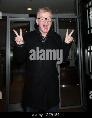 Chris Evans kommt im Western House im Zentrum von London an, um seine erste BBC Radio 2 Frühstücksshow zu veranstalten, nachdem er den früheren Gastgeber Sir Terry Wogan ersetzt hatte. Stockfoto