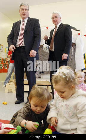 Der schottische Labour-Vorsitzende Iain Gray (links) und der Bildungssprecher des McNulty (rechts) treffen Kinder, die während eines Besuchs der Lochview Nursery School in Glasgow früh die Schule begonnen haben. Stockfoto