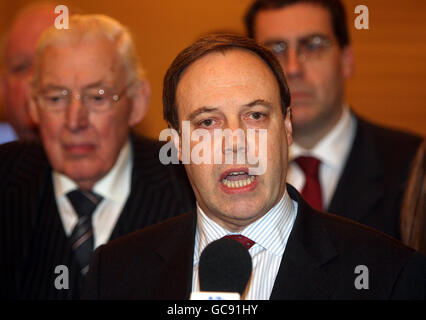 Nigel Dodds Parlamentsabgeordneter, stellvertretender Vorsitzender der Demokratischen Unionistischen Partei im Gespräch mit Parteikollegen zur Unterstützung von Peter Robinson in den Parlamentsgebäuden in Stormont. Stockfoto