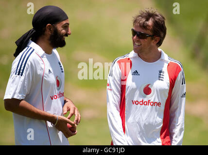 Englands Monty Panesar mit Graeme Swann während einer Nets-Session im Wanderers, Johannesburg, Südafrika. Stockfoto