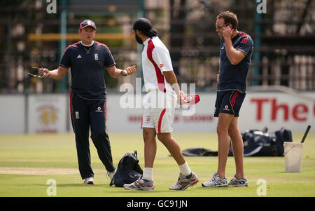 Der englische Caoch Andy Flower spricht mit Monty Panesar während einer Nets Session bei The Wanderers, Johannesburg, Südafrika. Stockfoto