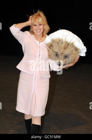 Schauspielerin Joanna Lumley, nachdem sie den Kostümkopf von Frau Tiggywinkle aus den Erzählungen von Beatrix Potter im Royal Opera House in London getragen hatte, um eine besondere Familienvorstellung am Valentinstag der Oper La Boheme anzukündigen, Und Ballett die Geschichten von Beatrix Potter in der Oper, die das gesamte Auditorium der Tickets für Truppen Wohltätigkeitsorganisation gespendet hat. Stockfoto