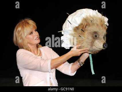 Schauspielerin Joanna Lumley, nachdem sie den Kostümkopf von Frau Tiggywinkle aus den Erzählungen von Beatrix Potter im Royal Opera House in London getragen hatte, um eine besondere Familienvorstellung am Valentinstag der Oper La Boheme anzukündigen, Und Ballett die Geschichten von Beatrix Potter in der Oper, die das gesamte Auditorium der Tickets für Truppen Wohltätigkeitsorganisation gespendet hat. Stockfoto