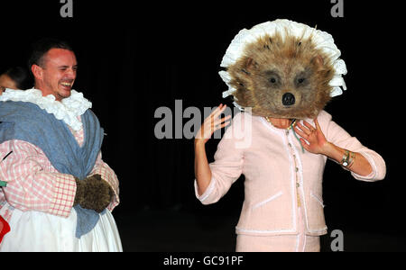 Schauspielerin Joanna Lumley trägt den Kostümkopf von Frau Tiggywinkle aus den Geschichten von Beatrix Potter im Royal Opera House in London, um eine besondere Valentinstag Familienvorstellung der Oper La Boheme anzukündigen, Und Ballett die Geschichten von Beatrix Potter in der Oper, die das gesamte Auditorium der Tickets für Truppen Wohltätigkeitsorganisation gespendet hat. Stockfoto