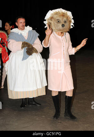 Schauspielerin Joanna Lumley trägt den Kostümkopf von Frau Tiggywinkle aus den Geschichten von Beatrix Potter im Royal Opera House in London, um eine besondere Valentinstag Familienvorstellung der Oper La Boheme anzukündigen, Und Ballett die Geschichten von Beatrix Potter in der Oper, die das gesamte Auditorium der Tickets für Truppen Wohltätigkeitsorganisation gespendet hat. Stockfoto