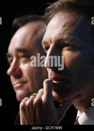 Der erste Minister Alex Salmond (links) und der schottische Sekretär Jim Murphy bei einem Beschäftigungsgipfel am John Wheatley College in Glasgow. Stockfoto