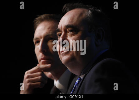 Erster Minister Alex Salmond (rechts) Schottischer Sekretär Jim Murphy während eines Jobs-Gipfels am John Wheatley College in Glasgow. Stockfoto