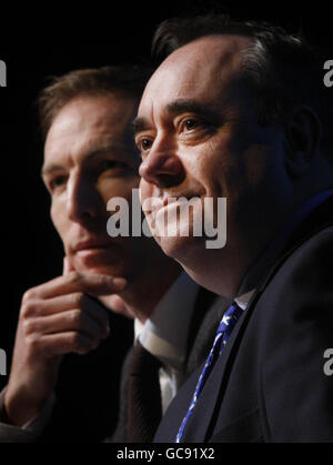 Erster Minister Alex Salmond (rechts) Schottischer Sekretär Jim Murphy während eines Jobs-Gipfels am John Wheatley College in Glasgow. Stockfoto