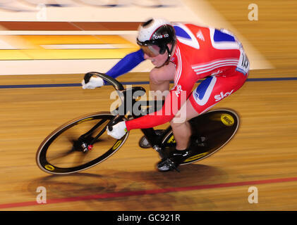 Der britische Matt Crampton fährt im Halbfinale des Sprints der Männer während des UCI Track Cycling World Cup auf dem Manchester Velodrome in Manchester. Stockfoto