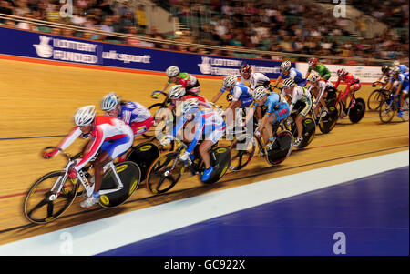 Ein Blick auf die Teilnehmer, die während des UCI Track Cycling World Cup im Manchester Velodrome, Manchester, am Women's Points Race teilnehmen. Stockfoto