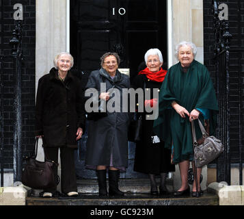 ( von links nach rechts) 'Women of Steel', Kit Sollitt,90, Dorothy Slingsby, 88, Kathleen Roberts, 90 und Ruby Gascoigne, 87, außerhalb der Downing Street 10, London, wo sie sich mit dem britischen Premierminister Gordon Brown treffen. Stockfoto