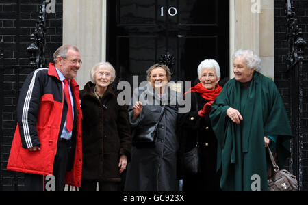 (Von links nach rechts) Richard Caborn MP steht mit 'Women of Steel' Dorothy Slingsby, 88, Kit Sollitt, 90, Ruby Gascoigne, 87 und Kathleen Roberts, 90, außerhalb 10 Downing Street, London, wo sie mit dem britischen Premierminister Gordon Brown trafen. Stockfoto