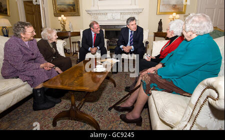 (Von links nach rechts) Dorothy Slingsby, 88, Ruby Gascoigne, 87, Richard Caborn MP, Der britische Premierminister Gordon Brown, Kathleen Roberts 90 und Kit Sollitt, 90, sprechen während eines Treffens in der Downing Street 10 im Zentrum von London, da die Arbeit der "Women of Steel", die während des Zweiten Weltkriegs dazu beigetragen haben, Großbritanniens Stahlwerk am Laufen zu halten, von der Regierung anerkannt wird. Stockfoto