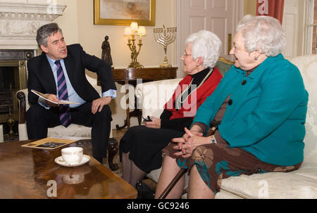 (Von links nach rechts) der britische Premierminister Gordon Brown spricht mit Kathleen Roberts 90 und Kit Sollitt, 90, während eines Treffens in der Downing Street 10 im Zentrum von London, Da die Arbeit der "Frauen aus Stahl", die während des Zweiten Weltkriegs dazu beigetragen haben, das britische Stahlwerk am Laufen zu halten, von der Regierung anerkannt wird. Stockfoto