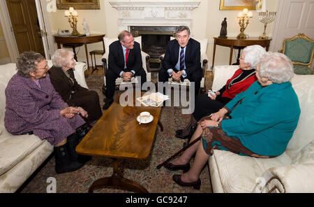 (Von links nach rechts) Dorothy Slingsby, 88, Ruby Gascoigne, 87, Richard Caborn MP, Der britische Premierminister Gordon Brown, Kathleen Roberts 90 und Kit Sollitt, 90, sprechen während eines Treffens in der Downing Street 10 im Zentrum von London, da die Arbeit der "Women of Steel", die während des Zweiten Weltkriegs dazu beigetragen haben, Großbritanniens Stahlwerk am Laufen zu halten, von der Regierung anerkannt wird. Stockfoto