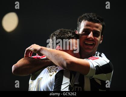 Peter Lovenkrands (links) von Newcastle United feiert das zweite Tor seiner Seiten Ziel des Spiels mit Teamkollege Steven Taylor (rechts) Stockfoto