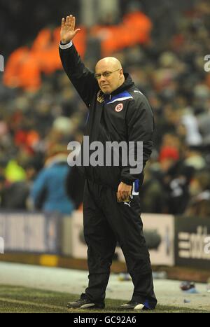 Lesen des Hausmeister-Managers Brian McDermott über die Touchline. Stockfoto