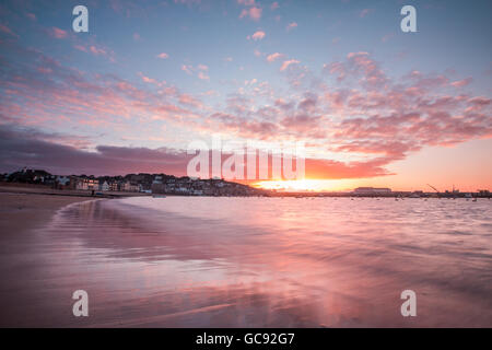 Die Sonne geht über Hugh Town, Isles of Scilly, April 2016 Stockfoto