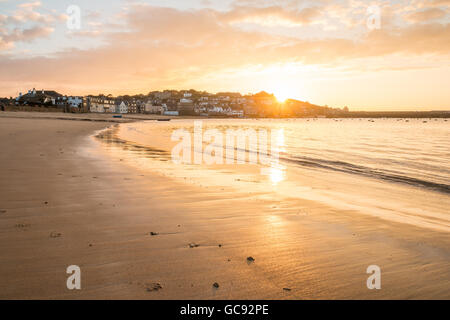 Sonnenuntergang über Hugh Town, St. Maria, Isles of Scilly Stockfoto