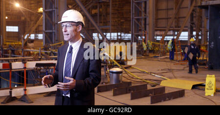 Der schottische Staatssekretär Jim Murphy gibt bei einem Besuch bei BAE Systems Govan Yard in Glasgow einen Auftrag der Aircraft Carrier Alliance über mehrere Millionen Pfund bekannt. Stockfoto