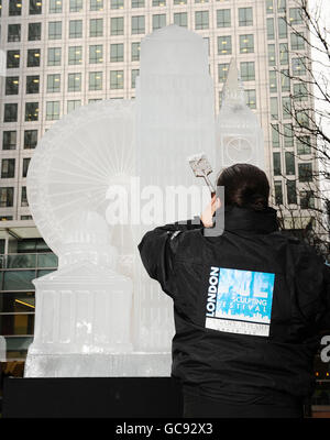 Krisztian Pogany aus Ungarn arbeitet vor dem London Ice Sculpting Festival, das morgen in Canary Wharf in London beginnt, an einer Eisskulptur. Stockfoto