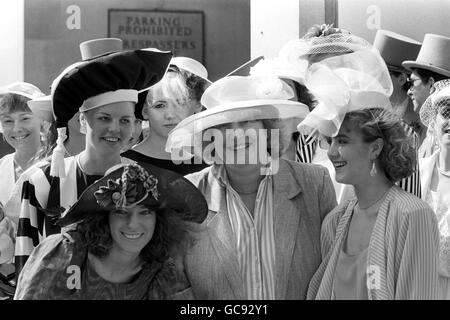 Die Leiterin der Inner London Education Authority, Frau Frances Morrell, mit Studenten des London College of Fashion, heute in London mit einer eigenen, eigens für den Ladies Day im Royal Ascot geschaffenen Müllerei Stockfoto