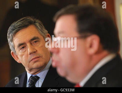 Premierminister Gordon Brown hält eine Pressekonferenz mit seinem irischen Amtskollegen Brian Cowen in der Downing Street 10 in London ab. Stockfoto