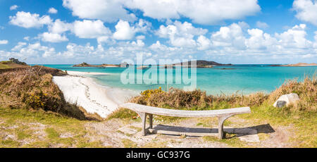 Ein Panorama Bild von der Blick Richtung Blockhaus point und die unbewohnte Inseln St. Helens und tean, Tresco, Isles of Scilly, April 2016 Stockfoto