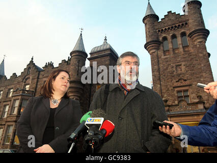 Sinn Fein-Präsident Gerry Adams und Michelle Gildernew sprechen vor den Medien, bevor sie im Stormont Castle, Belfast, Gespräche mit der DUP aufnehmen. Stockfoto