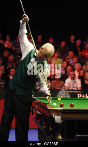 Snooker - Die Pokerstars.com Masters 2010 - Tag Fünf - Wembley Arena. Peter Ebdon in Aktion während der Masters in der Wembley Arena, London. Stockfoto