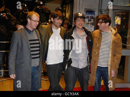 Dave Rowntree, Alex James, Damon Albarn und Graham Coxon kommen zur Vorführung ihres neuen Dokumentarfilms No Distance Left to Run im Londoner Odeon West End. Stockfoto