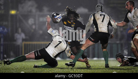 Rugby Union - Amlin Challenge Cup - Pool Four - London Wasps gegen Rugby Roma - Adams Park. Paul Sackey von Wasps wird während des Amlin Challenge Cup-Spiels im Adams Park, London, angegangen. Stockfoto