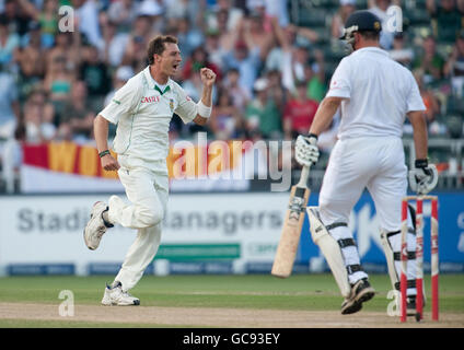 Der südafrikanische Dale Steyn feiert die Entmutigung des englischen Jonathan Trott während des vierten Tests im Wanderers Stadium, Johannesburg, Südafrika. Stockfoto
