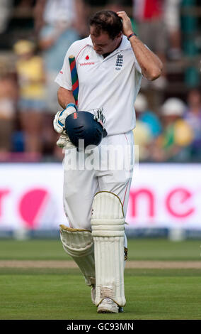 England Kapitän Andrew Strauss verlässt das Feld, nachdem er vom Südafrikaner Wayne Parnell während des vierten Tests im Wanderers Stadium, Johannesburg, Südafrika, entlassen wurde. Stockfoto