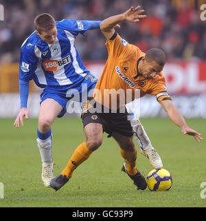 Fußball - Barclays Premier League - Wolverhampton Wanderers gegen Wigan Athletic - Molineux. Karl Henry von Wolverhampton Wanderers (rechts) und James McCarthy von Wigan Athletic (links) kämpfen um den Ball. Stockfoto