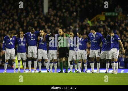 Das Everton-Team erinnert sich an den ehemaligen Spieler Alex Parker, die Mitglieder der Togo-Nationalmannschaft und die Opfer der Haitianer Eathbeakenkatastrophe vor dem Start Stockfoto