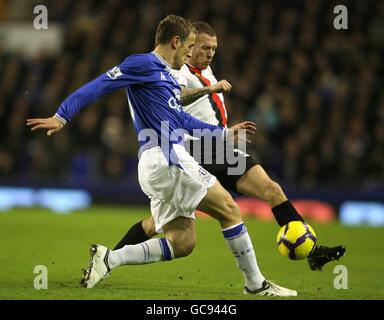 Fußball - Barclays Premier League - Everton gegen Manchester City - Goodison Park. Craig Bellamy von Manchester City (rechts) und Phil Neville von Everton kämpfen um den Ball Stockfoto