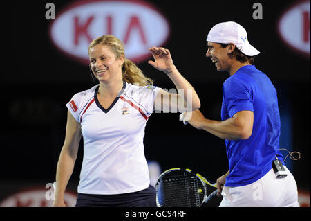 Rafael Nadal teilt einen Witz mit Kim Clijsters während einer Spendenaktion „Hit for Haiti“, die von Roger Federer organisiert wurde, um die Opfer des Erdbebens in Haiti zu unterstützen. Stockfoto