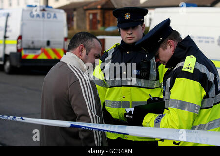 Gardai an der Szene, an der gestern Abend um 22.20 Uhr in Coolock, Dublin, ein Mann bei einem Gundland-artigen Schusswaffenangriff erschossen wurde. Die Schießerei auf der Ferrycarrig Road in Priorswood ist der vierte Todesfall im Jahr 2010, nachdem in der vergangenen Woche drei Männer bei zwei separaten Anschlägen in der Hauptstadt getötet wurden. Stockfoto