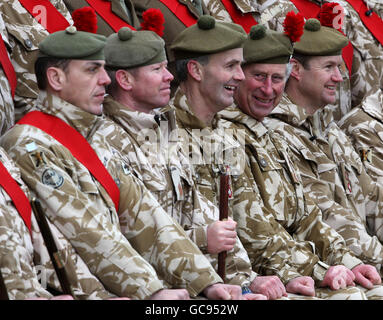 Der Prinz von Wales (zweite rechts) mit Offizieren während eines Gruppenfotos, nachdem er Wahlkampfmedaillen an Mitglieder der Black Watch, die vor kurzem aus Afghanistan zurückgekehrt sind, in Fort George in der Nähe von Inverness überreicht hatte. Stockfoto