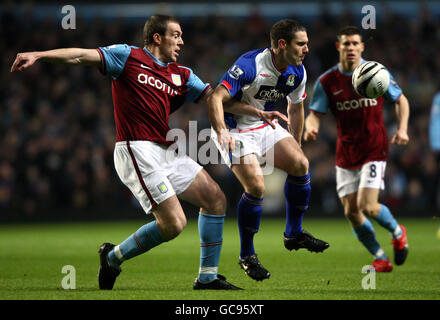 Blackburns David Dunn wird von Aston Villas Richard Dunne während des Carling Cup Semi Final, Second Leg Matches in Villa Park, Birmingham, herausgefordert. Stockfoto