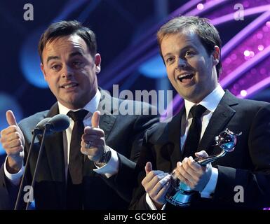 Anthony McPartlin (links) und Declan Donnelly erhalten den besten Entertainment Presenter Award während der National Television Awards 2010 in der 02 Arena, London. Stockfoto