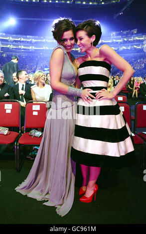 National Television Awards 2010 - Show - London. Cheryl Cole und Dannii Minogue während der National Television Awards 2010 in der 02 Arena, London. Stockfoto